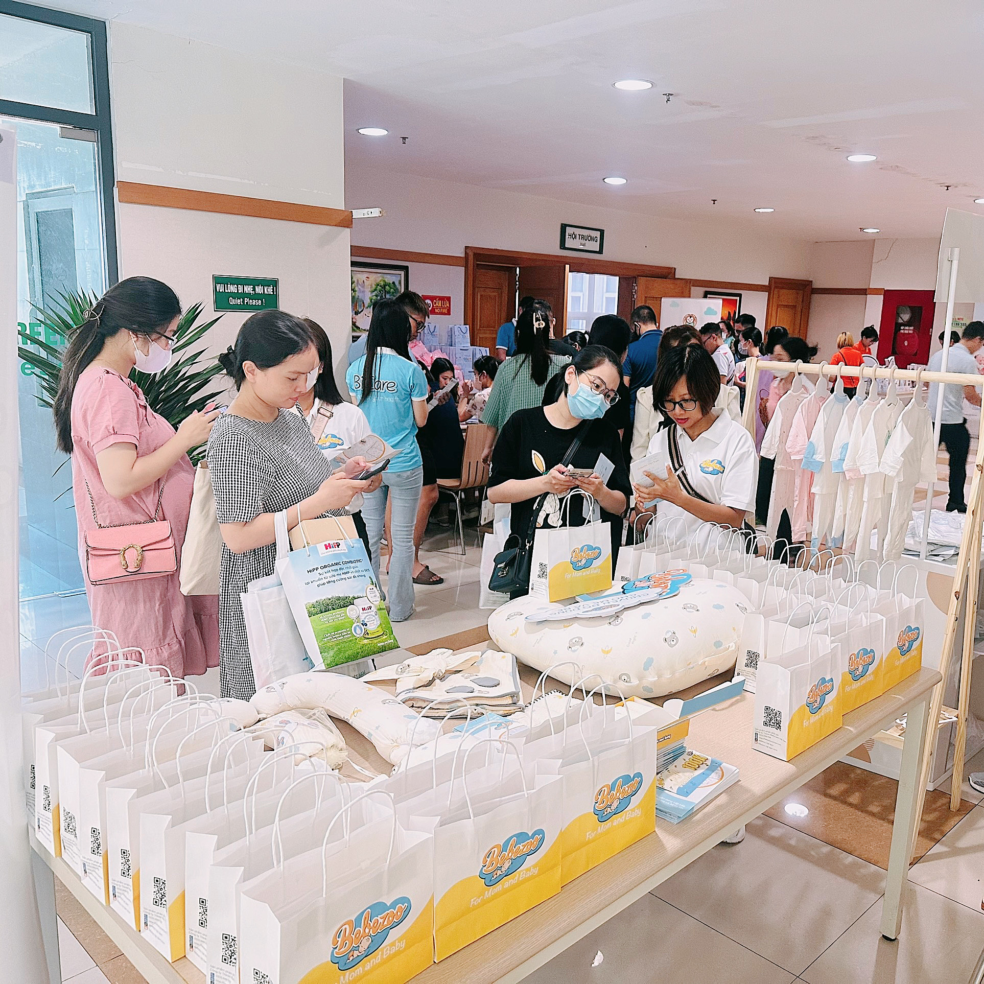 Check-in Ngay Để Nhận Quà Cực Xịn